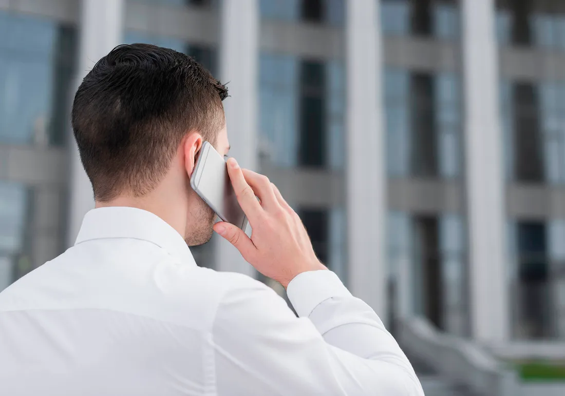 Mann am Telefon
